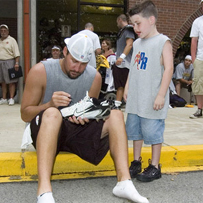 Ben autographing his shoe for a youngster at training camp in 2006. 